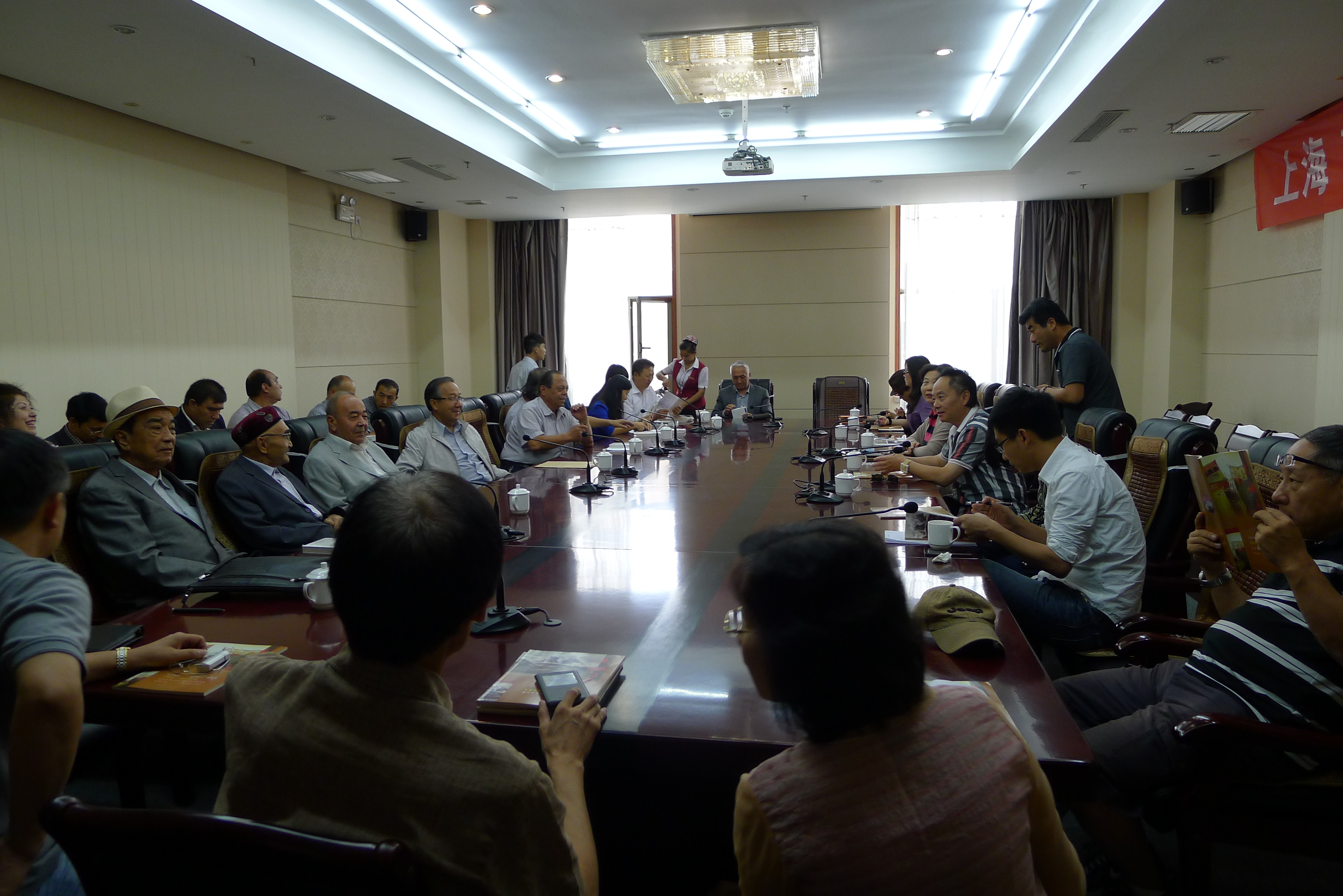 上海作协代表团赴新疆学习考察